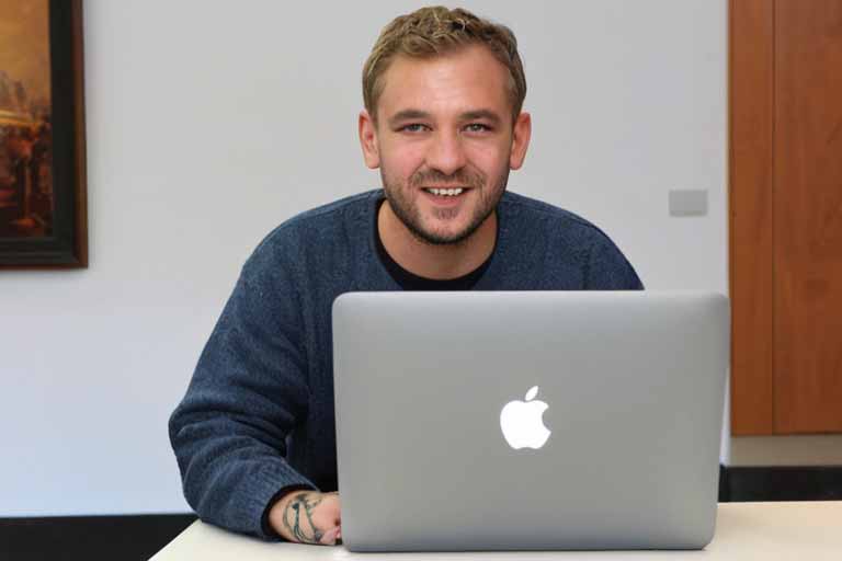 ¿Cómo quitar icono de mayúsculas al escribir en macOS Sonoma?