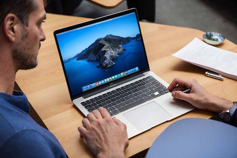 ¿Cómo puedo reparar el micrófono que no funciona de mi MacBook Air?