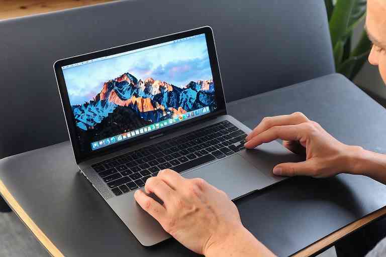 ¿Cómo recuperar la funcionalidad del micrófono en mi Mac?