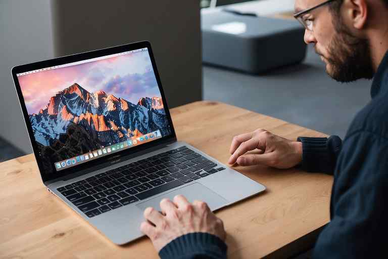 ¿Cómo recuperar la funcionalidad del micrófono en mi Mac?