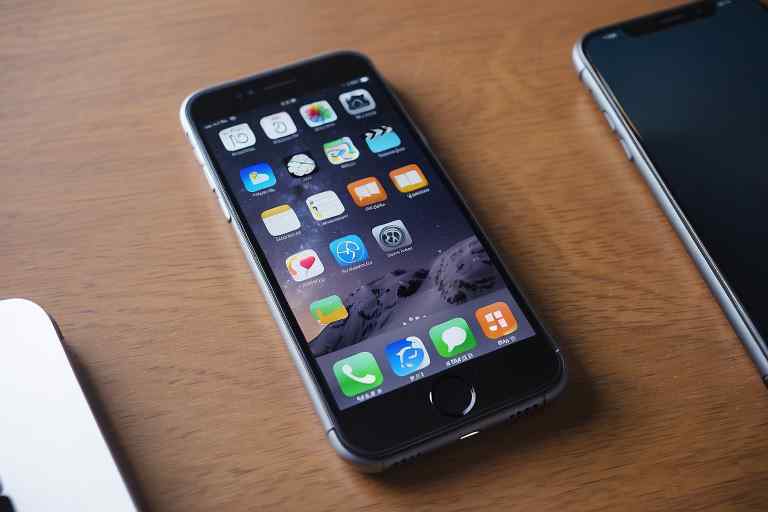 ¿Cómo reparar un botón de volumen atascado en mi iPhone?