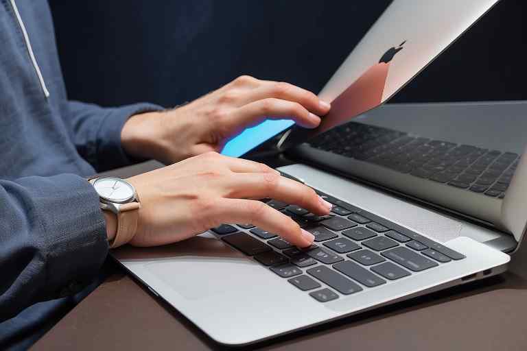 ¿Cómo resolver problemas de GPS en una MacBook Air?