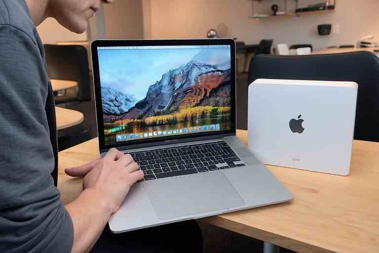 ¿Cómo resolver una pantalla táctil no receptiva en MacBook Pro?