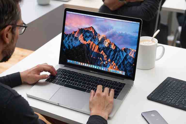 ¿Cómo resolver una pantalla táctil no receptiva en MacBook Pro?