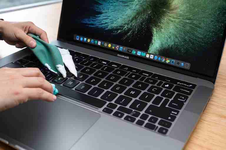¿Cómo limpiar el teclado de un MacBook Pro 2021?
